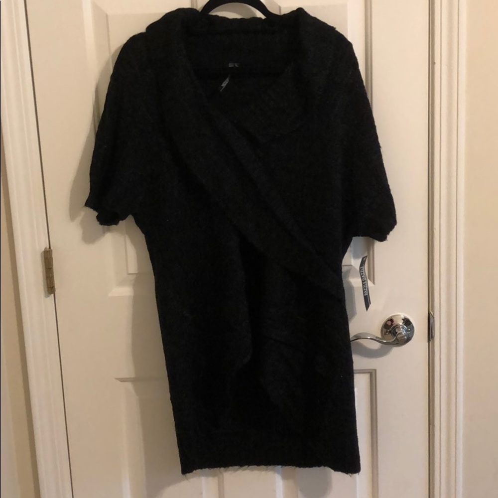 Short sleeved hi-lo sweater